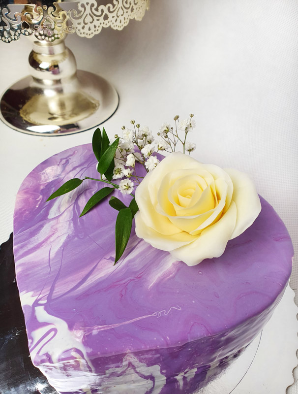 tort musowy fioletowy z różą cukiernia want