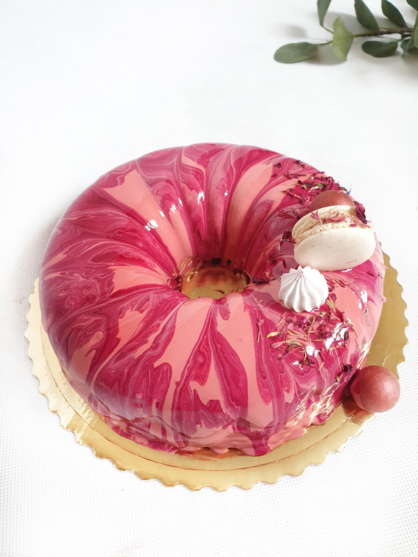 tort musowy różowy mirror glaze cukiernia want
